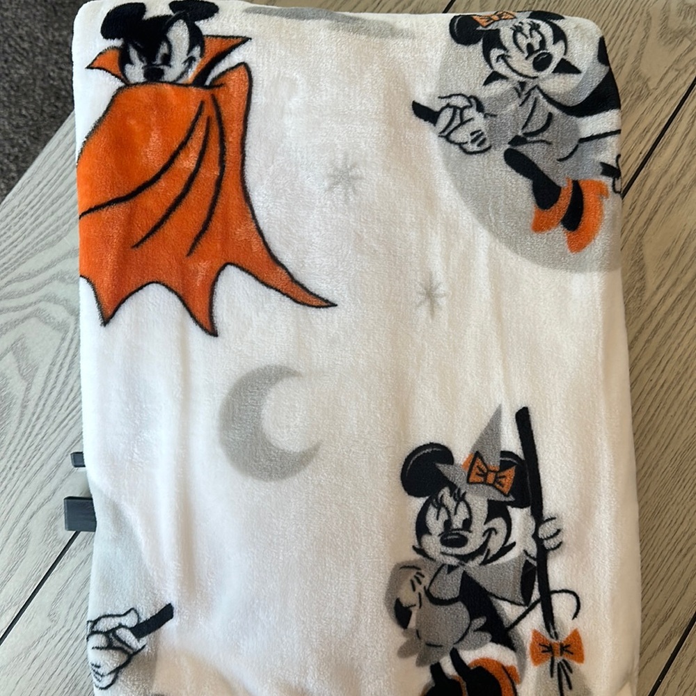 New Disney Mickey and Minnie Mouse Halloween Plush Throw!